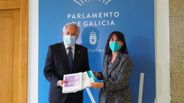 A conselleira de Emprego e Igualdade entrega o informe ao presidente do Parlamento de Galicia
